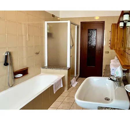 La Torre - View In Paradise マンデッロ・デル・ラーリオ